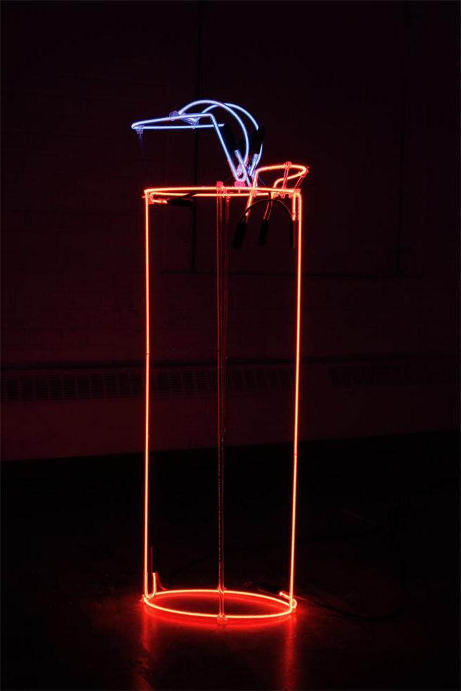 一个抽象的三维霓虹灯雕塑，参考了比克打火机.